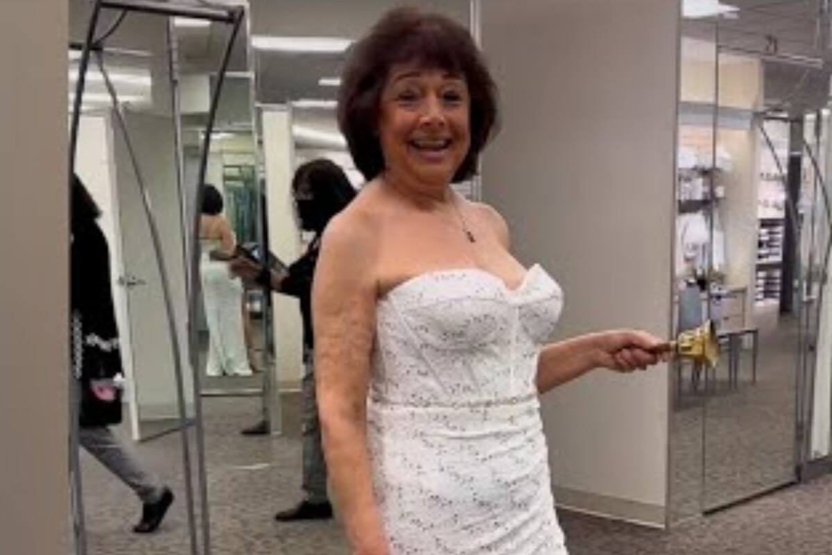 Mujer de 80 años luce radiante con su vestido de novia (foto: captura)