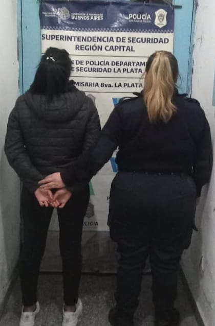 Mujer detenida por intentar ingresar paquetes de marihuana dentro de rollos de papel higiénico.