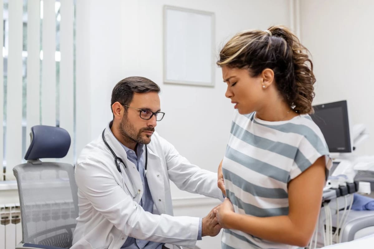 Mujer en consulta médica