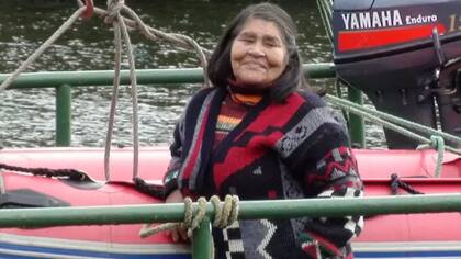 Mujer kawéskar en Puerto Edén
