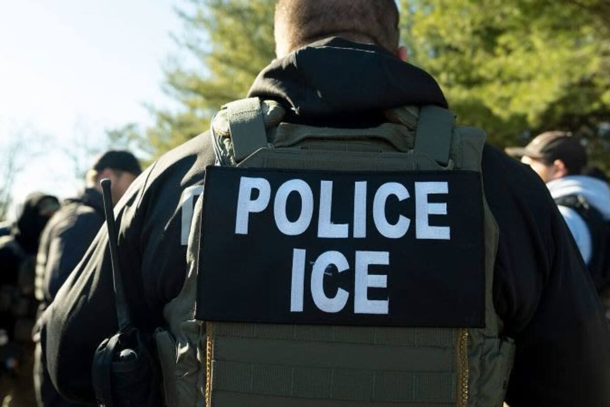 Mujer migrante multada por millones de dólares por ICE. Foto: Archivo