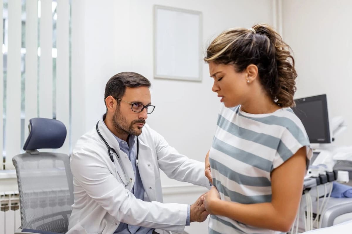 Mujer se atiende con un médico por problemas renales. Foto Freepik