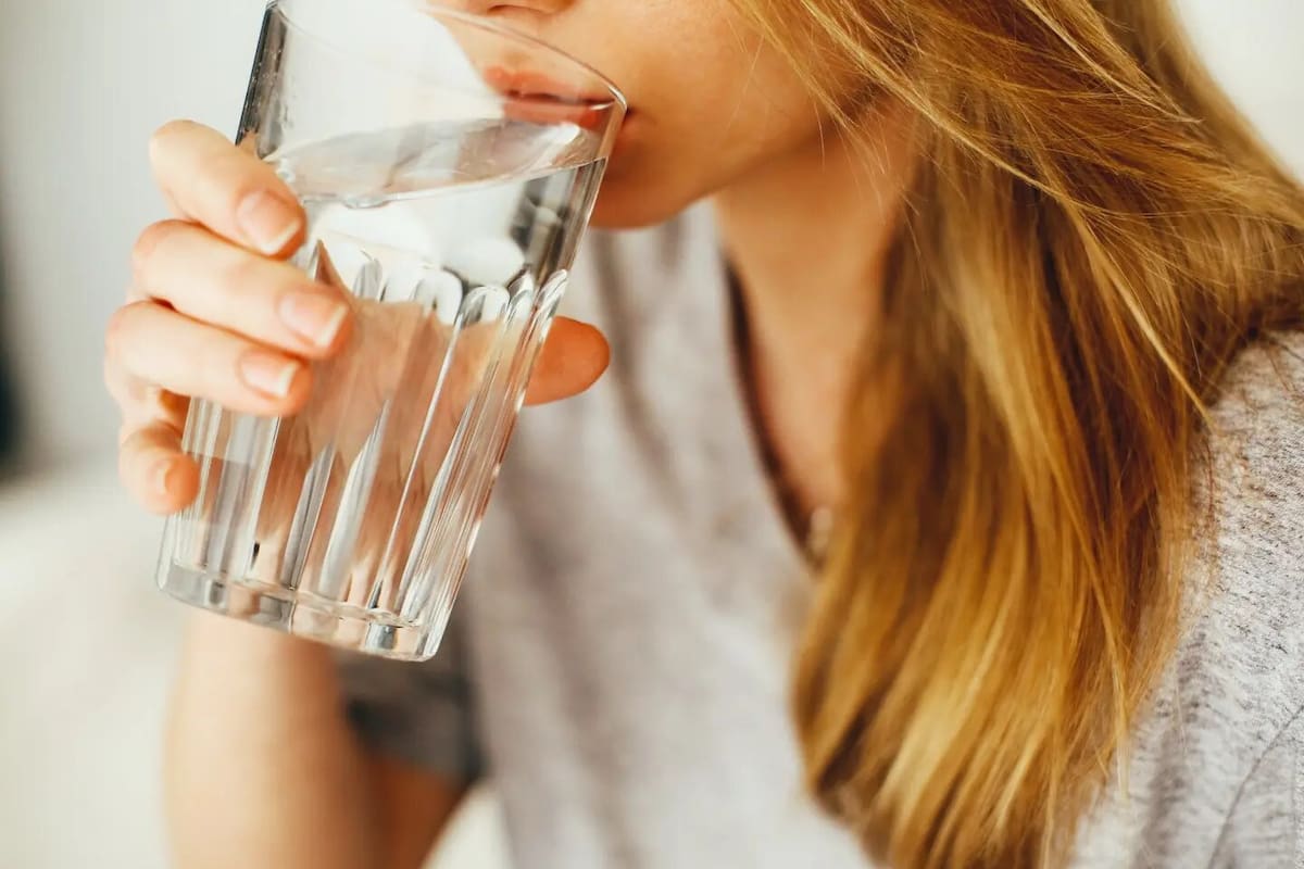 Mujer toma agua