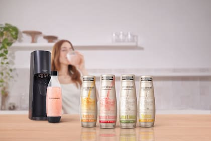 mujer tomando de un vaso