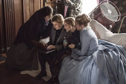 Gerwig junto a Watson, Ronan y Pugh; la cineasta está nominada por su adaptación del clásico de Alcott, pero su ausencia entre los cinco directores seleccionados por la Academia resultó en críticas