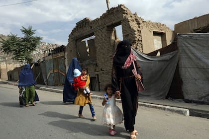 Mujeres afganas con burka caminan por una calle en Kabul, en Afganistán, el pasado domingo 22