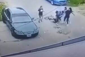 Un ladrón robó una bicicleta, fue atrapado por un grupo de vecinos y le propinaron una brutal golpiza