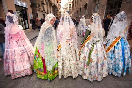 Mujeres ataviadas con el traje típico de valenciana para la ofrenda de flores a la Virgen, durante las fiestas de las Fallas de Valencia (Patrimonio de la Humanidad).