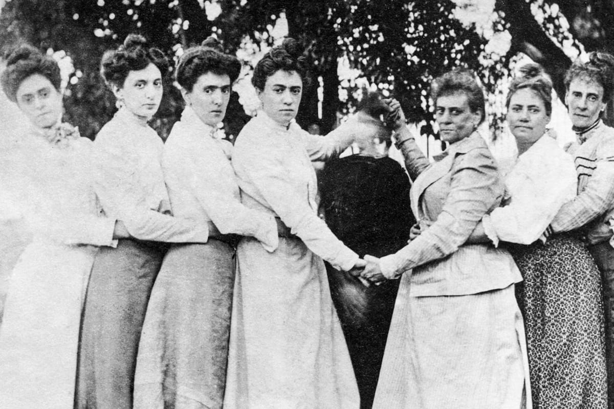 Las hijas menores de Horacio y María Cristina (de izquierda a derecha, Carola, Elena y Carmen) juegan con sus muñecas en el patio de la casa, junto al aljibe (circa 1933)
