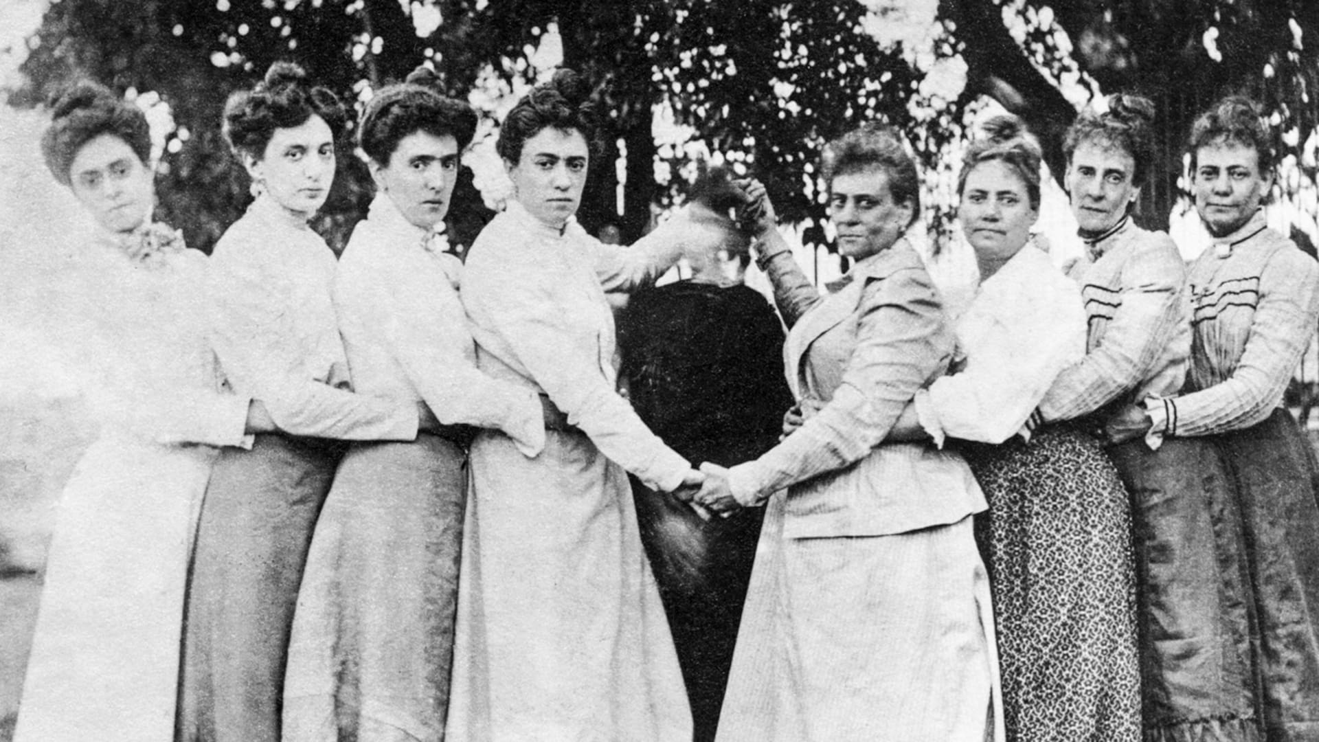 Las hijas menores de Horacio y María Cristina (de izquierda a derecha, Carola, Elena y Carmen) juegan con sus muñecas en el patio de la casa, junto al aljibe (circa 1933)