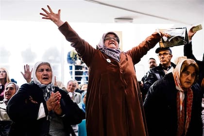 Mujeres bosnias festejan el fallo que condenó al general serbobosnio Mladic a cadena perpetua en 2017