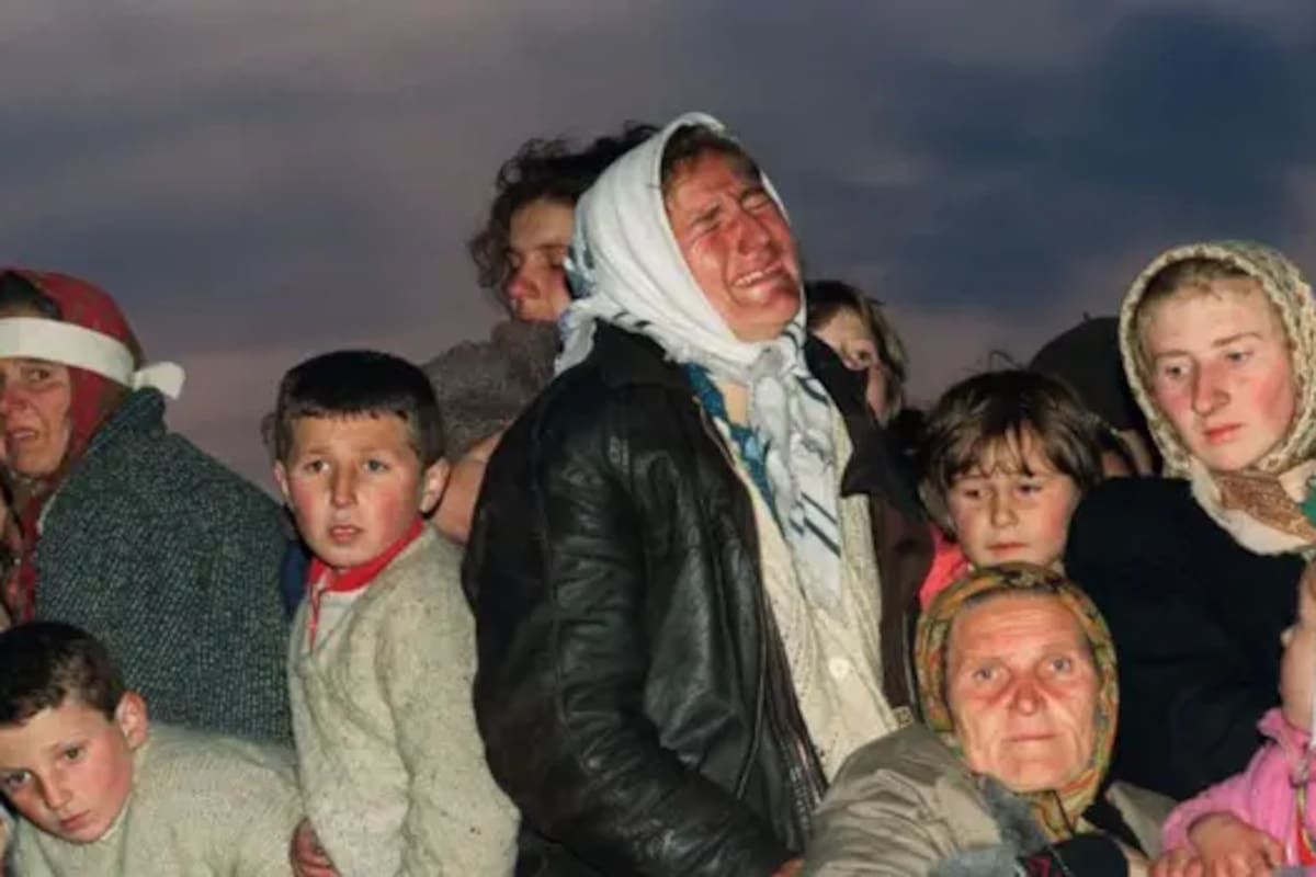 Mujeres bosnias lloran desoladas a su llegada al campo de refugiados de Tuzla tras ser evacuadas de Srebrenica en 1995