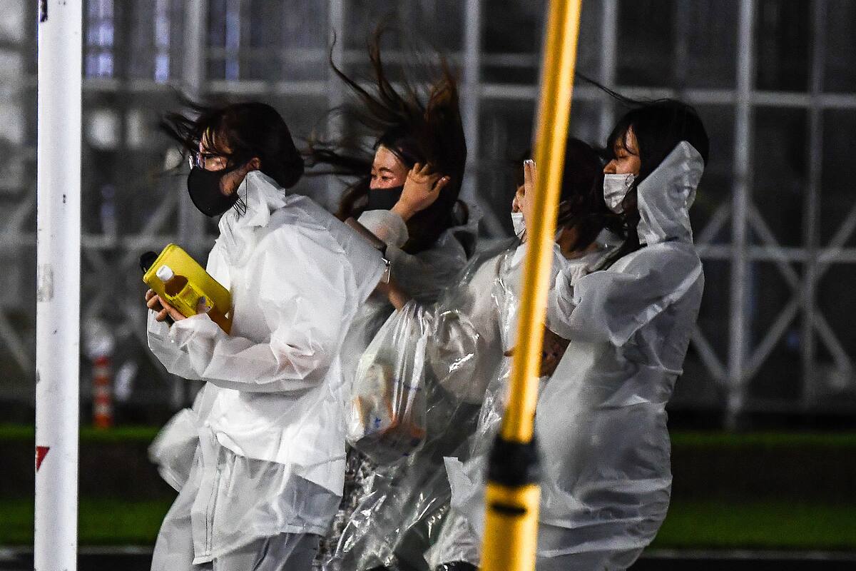 Mujeres caminan bajo una intensa lluvia cuando el tifón Haishen golpea Kagoshima, Japón, el 6 de septiembre de 2020