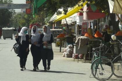 Mujeres caminan en Kabul el 15 de agosto