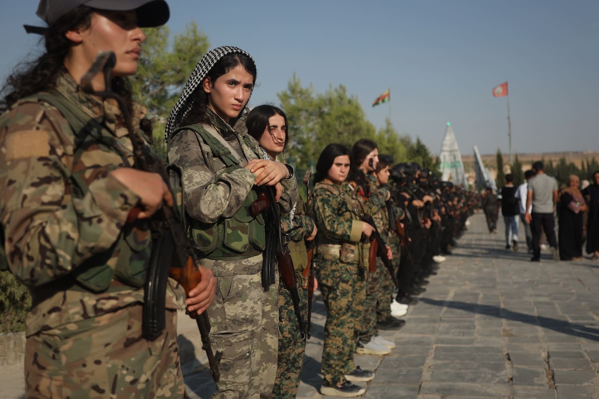 Mujeres combatientes kurdas en el funeral de prisioneros que murieron en un incendio en una prisión en Kobani, Siria, el 14 de septiembre del 2026