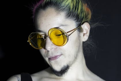 Mujeres con barba. Ana Dino.Cuando yo salía de paseo con amigos tenía que llevar escondido todo un kit de "supervivencia": la lámpara, el espejo, las pinzas, la cera, el maquillaje".