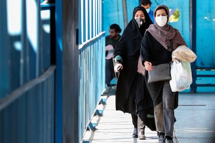Mujeres con máscaras protectoras en medio de la pandemia de coronavirus caminan por la capital de Irán, Teherán, el 5 de abril de 2021