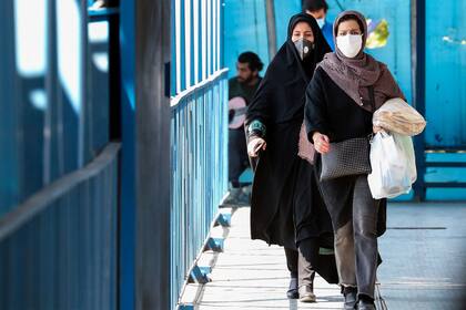 Mujeres con máscaras protectoras en medio de la pandemia de coronavirus caminan por la capital de Irán, Teherán, el 5 de abril de 2021