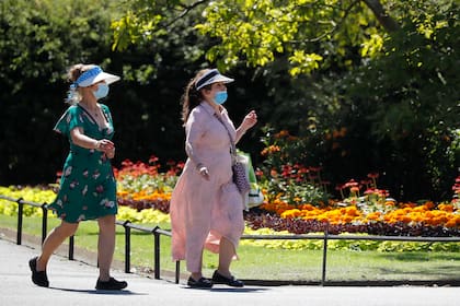 Dos mujeres pasean en un parque londinense