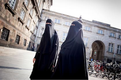 Mujeres con niqab, hoy, afuera del Parlamento danés
