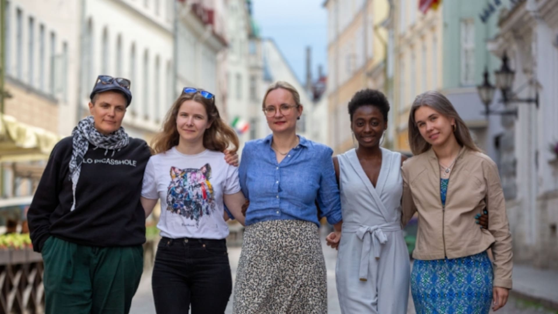 Un grupo de mujeres jóvenes se dirigen a una despedida de soltera, pasando por el Monumento a la Libertad en Riga, Latvia