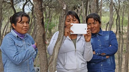 Mujeres de Lote 8, en Formosa, disfrutan del acceso a Internet