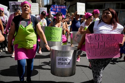 Mujeres de movimientos sociales marchan hacia el hotel donde reside el presidente argentino Javier Milei desde que ganó las elecciones para manifestarse contra la escasez de alimentos en comedores comunitarios en Buenos Aires, Argentina, el viernes 5 de enero de 2024. (Foto AP/Natacha Pisarenko)