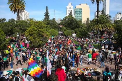 Mujeres de todo el país, congregadas y listas para marchar por La Plata