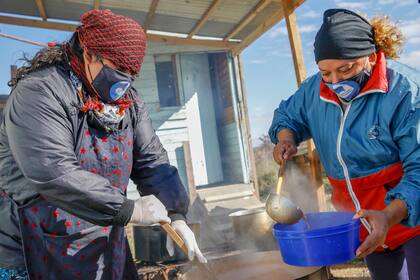 Mujeres del barrio Lagomarsino, en Pilar, gestionando una olla popular durante el período de confinamiento en 2020