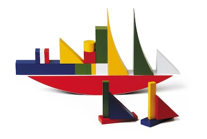 Jueguete-ícono de madera de la Alma Siedhoff-Buscher, formada en la Bauhaus