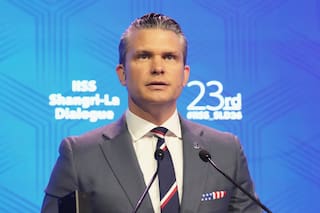 Mujeres en fuerzas armadas de EE.UU. temen por sus carreras luego de que Hegseth bloquea ascensos