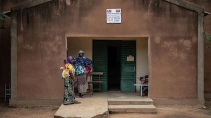 Mujeres en un centro de salud de la aldea al noreste de la capital de Burkina Faso, Ouagadougou