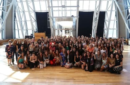 Mujeres Gobernando es un "colectivo de políticas argentinas que trabaja, milita y gestiona por la igualdad, la paridad, el fin del las violencias y del patriarcado", según indican en su cuenta de Twitter oficial
