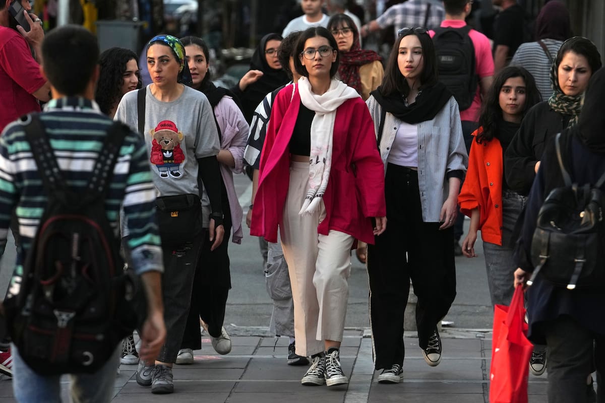 Mujeres iraníes, algunas sin llevar el velo islámico obligatorio, caminan por el centro de Teherán, Irán, el sábado 9 de septiembre de 2023.