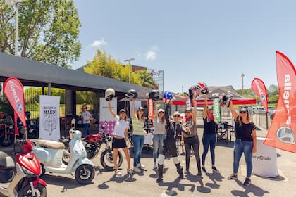 Mujeres levantando cascos.