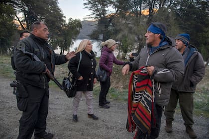 Mujeres mapuches con niños, referentes de comunidades, del Codeci y organizaciones sociales realizaron días atrás una ceremonia a orillas del Lago Mascardi.