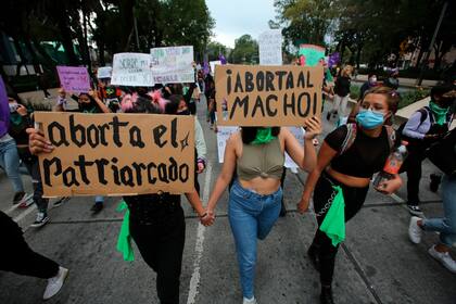 Mujeres marchan en una manifestación por el derecho al aborto durante el Día por la Despenalización del Aborto, en la Ciudad de México, el martes 28 de septiembre de 2021. (AP Foto/Ginnette Riquelme)