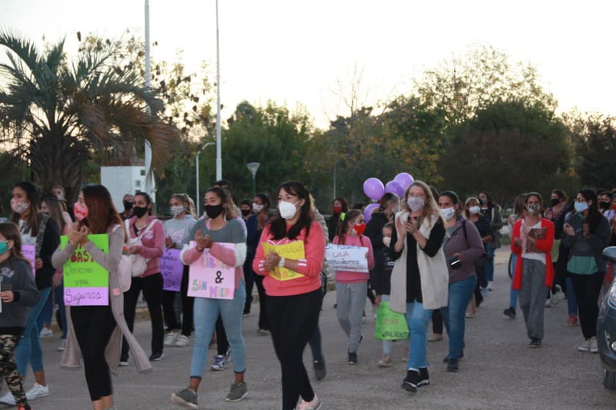 Mujeres marcharon el martes en Villa Paranacito para pedir seguridad.