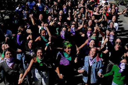 Mujeres mexicanas marchan por la igualdad de derechos, como en toda la región