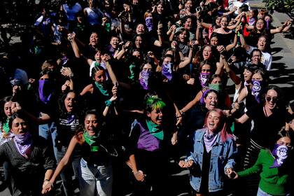 Mujeres mexicanas marchan por la igualdad de derechos, como en toda la región