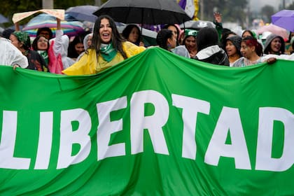 Mujeres participan en una marcha para conmemorar el Día de Acción Global por un Aborto Legal y Seguro en Quito, Ecuador, el sábado 28 de septiembre de 2024. (AP Foto/Dolores Ochoa)