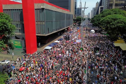 Mujeres protestan contra violencia de género en Brasil tras casos impactantes