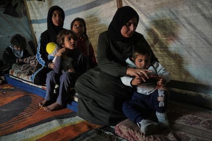 Mujeres que regresan a Gaza dicen que tropas israelíes las ataron e interrogaron tras cruce en Rafah