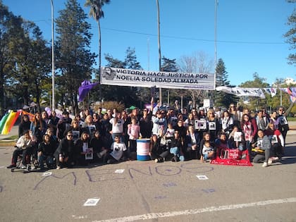 Mujeres realizaron una vigilia frente al tribunal para seguir las audiencias del juicio
