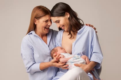 Mujeres reunidas para celebrar la maternidad y compartir su experiencia, a través de la moda