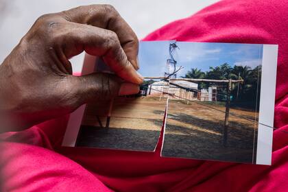 Mujeres sanadoras de comunidades indígenas colombianas "curaron" lugares afectados por la violencia con el uso de imágenes tomadas por la fotógrafa Fernanda Pineda