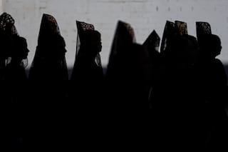 Mujeres se enorgullecen de sus roles en Semana Santa tras ser excluidas de una procesión en España