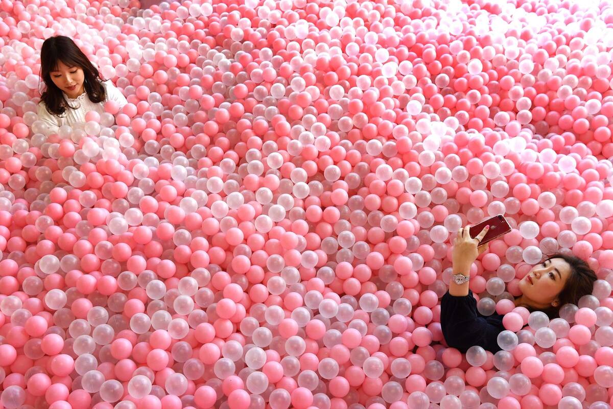 Mujeres se sacan selfies en el museo interactivo "La republica del azucar", el Melbourne, Australia