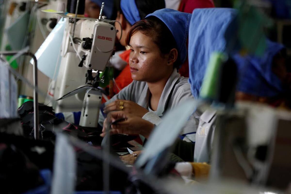 Mujeres trabajan en la línea de producción en Complete Honor Footwear Industrial, una fábrica de calzado propiedad de una empresa taiwanesa, en Kampong Speu, Camboya