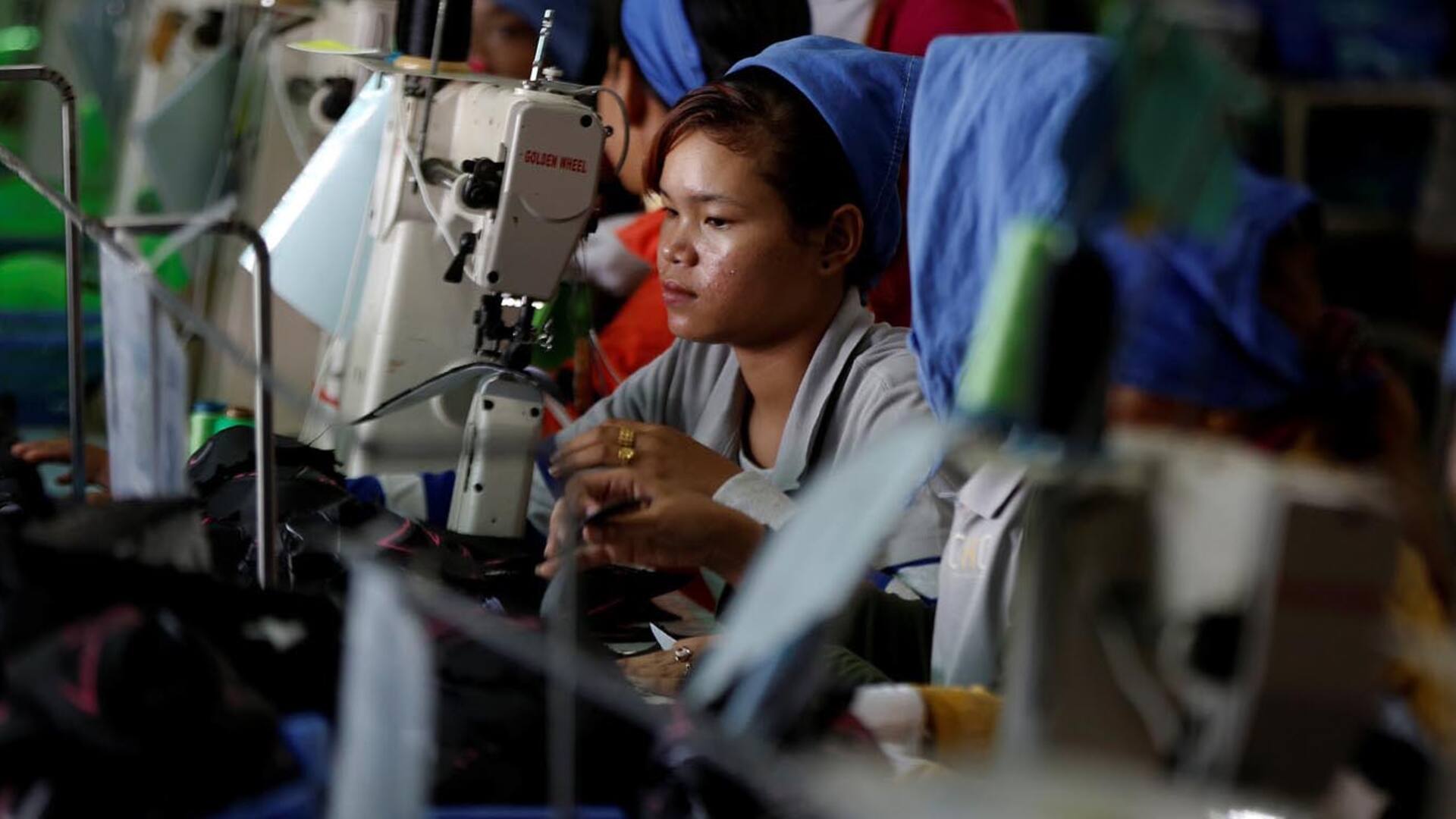 Mujeres trabajan en la línea de producción en Complete Honor Footwear Industrial, una fábrica de calzado propiedad de una empresa taiwanesa, en Kampong Speu, Camboya